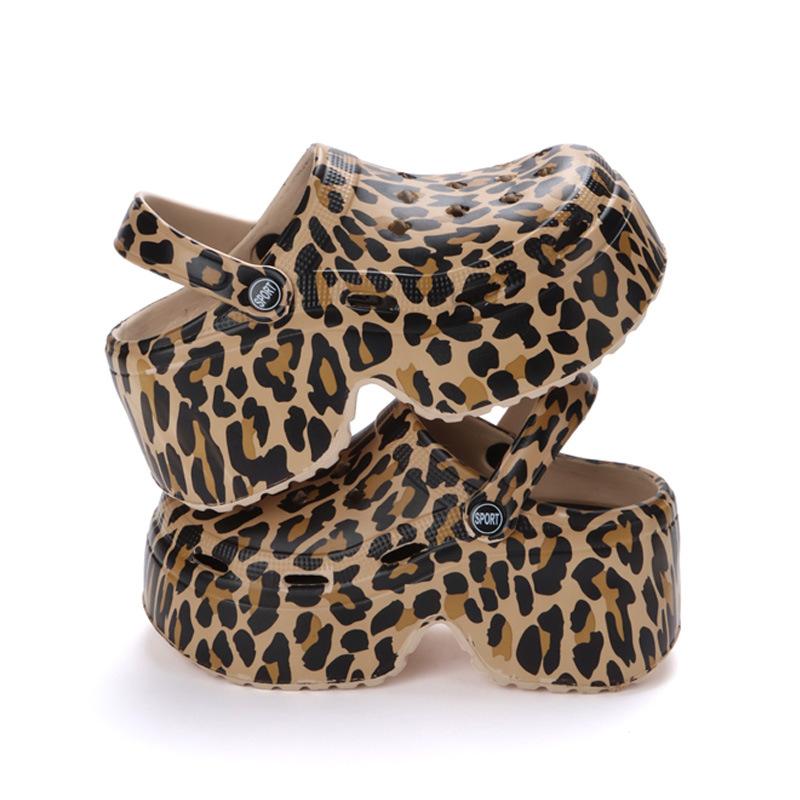 Женские летние тапочки на очень высокой танкетке, женские леопардовые сабо на толстой подошве для женщин, сандалии на массивной платформе с закрытым носком