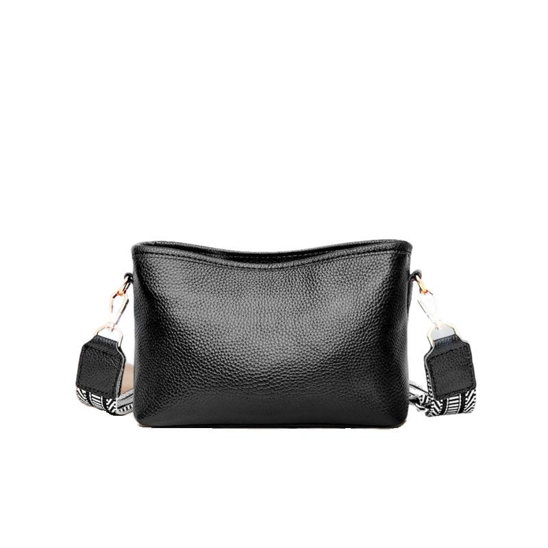 Широкий плечевой ремень. Маленькая квадратная сумка через плечо. Сумка на одно плечо. Универсальная женская сумка из мягкой кожи.