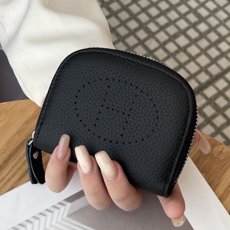 Новый кошелек для монет из натуральной кожи 2025 года: Верхний слой коровьей кожи, ажурный дизайн, многофункциональный держатель для карт и отделение для банковских карт