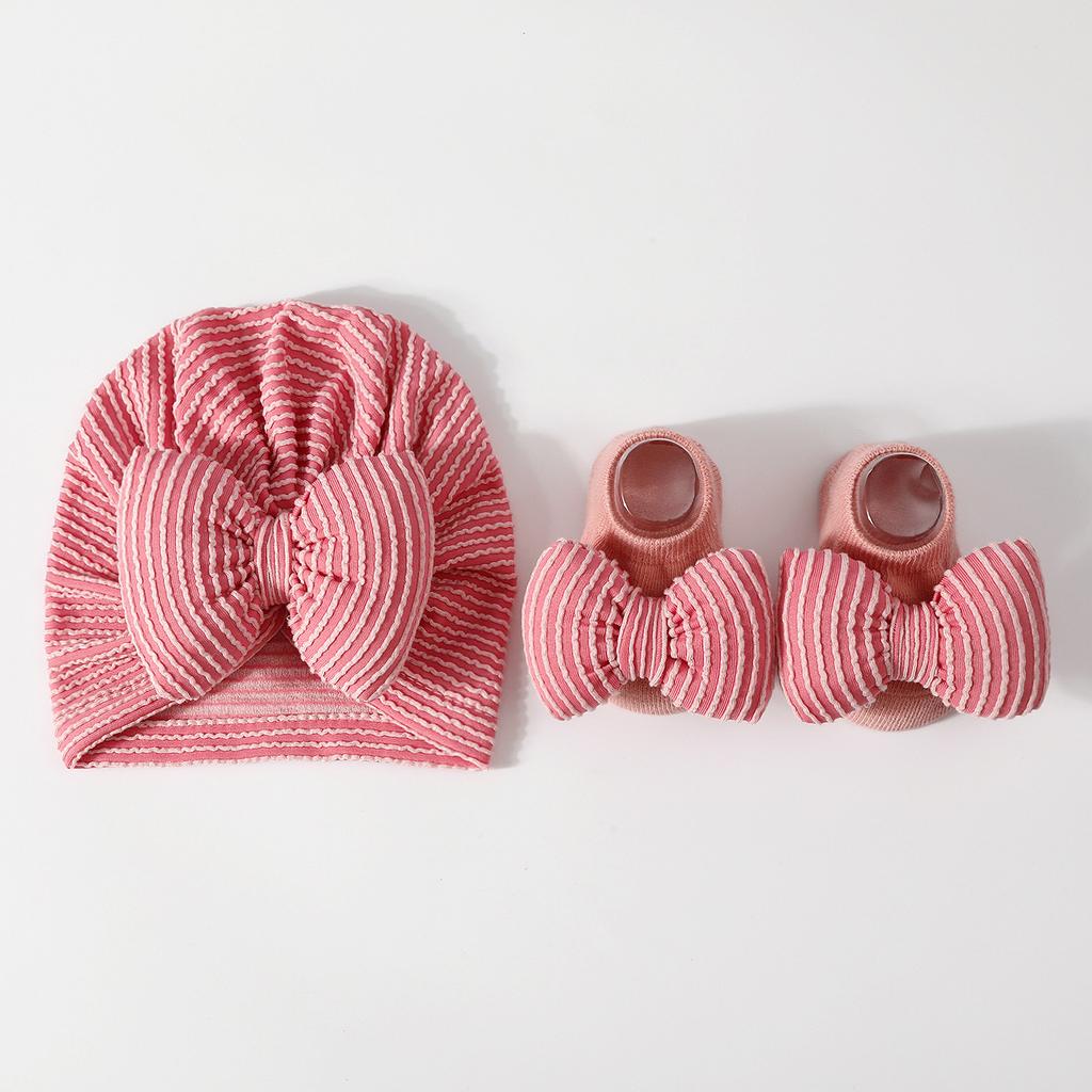 Детский полосатый комплект шапочки и носков для новорожденных, мягкий, для защиты макушки, из хлопка, шапочка, теплая шапка с подкладкой, всесезонный подарочный набор для малыша, носки с нескользящей подошвой