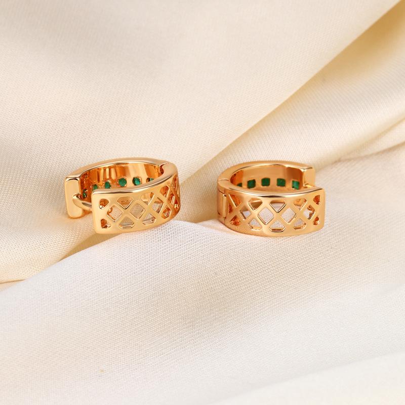 Женские серьги Seiko с полными бриллиантами и изумрудами в преувеличенном стиле: Модная элегантность с индивидуальностью.