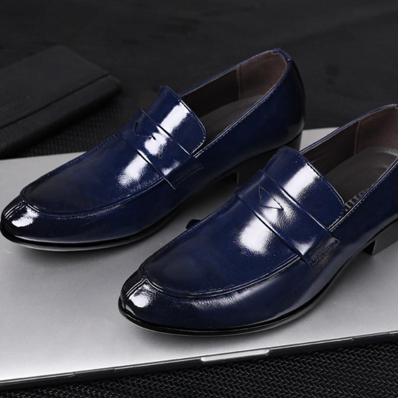 Мужские кожаные туфли Новые британские деловые туфли Модные остроносые туфли для общения Повседневная обувь Zapatos Hombres