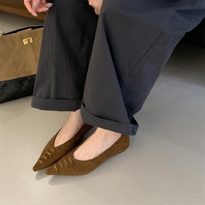 Корейская версия нишевый дизайн заклепки острый носок неглубокий вырез туфли-лодочки женские 2025 весна и осень новая обувь на плоской подошве для работы