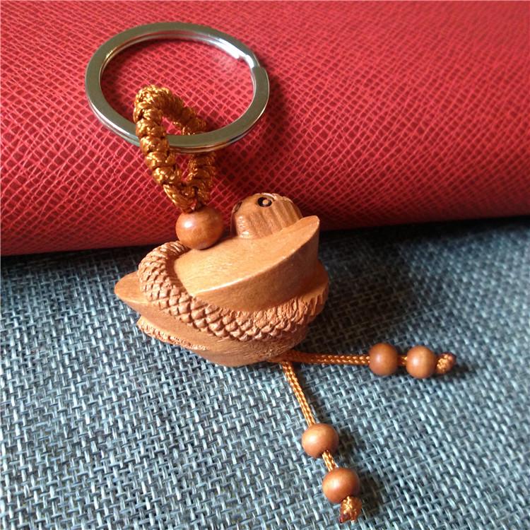 Двенадцать брелоков со знаками зодиака, искусно вырезанные из красного дерева, являются изысканными трехмерными подарками и пользуются популярностью у продавцов на ночных рынках.