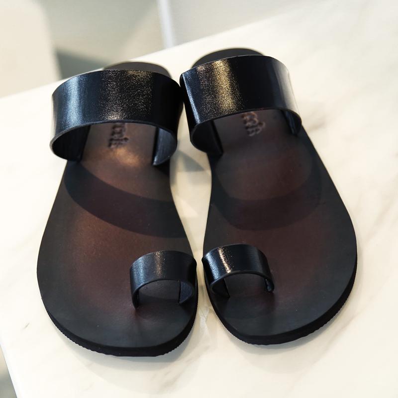Летние Горячие Мужские Модные Шлепанцы ПУ Черные Легкие и Удобные Цельные Пляжные Сандалии Размер 39-47 Мужские Шлепанцы