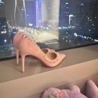 Мода 2025 Французский нюдово-розовый, усыпанный шипами, стилет, острый носок, боковые вырезы, замшевые элегантные туфли с красной подошвой, женские вулканизированные туфли