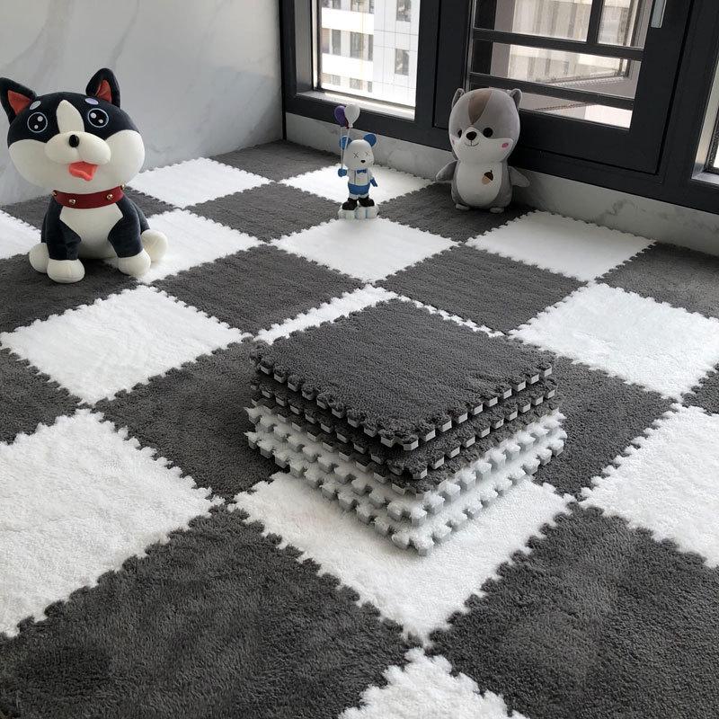 Мягкий тканевый клетчатый коврик для пола серого и бежевого цвета с соединяющимися плитками