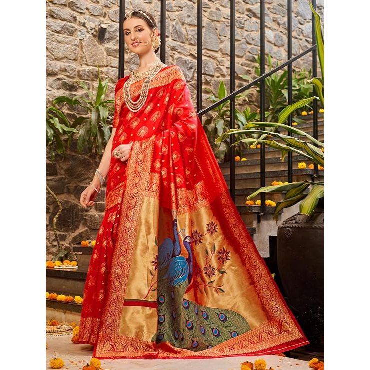 Красивое сари элегантно декорировано великолепным однотонным жаккардовым переплетением, которое придает наряду безупречный вид.