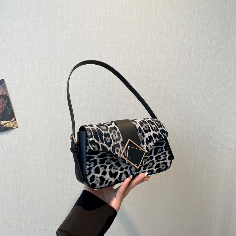 Модная и высокоценная нишевая дизайнерская наплечная сумка-мессенджер 2025 новая сумка под мышкой в зарубежном стиле с леопардовым принтом маленькая квадратная сумка