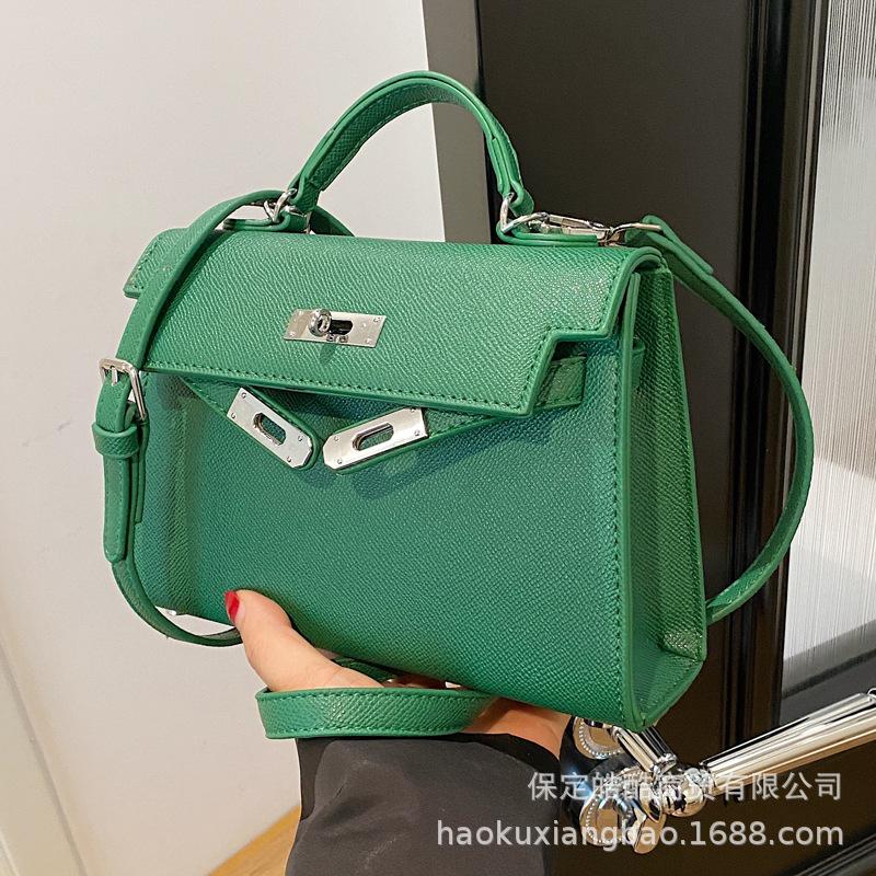 Премиальный нишевый городской портативный маленький квадратный мешок женский летний новый трендовый 2025 рабочий универсальный плечевой мессенджер