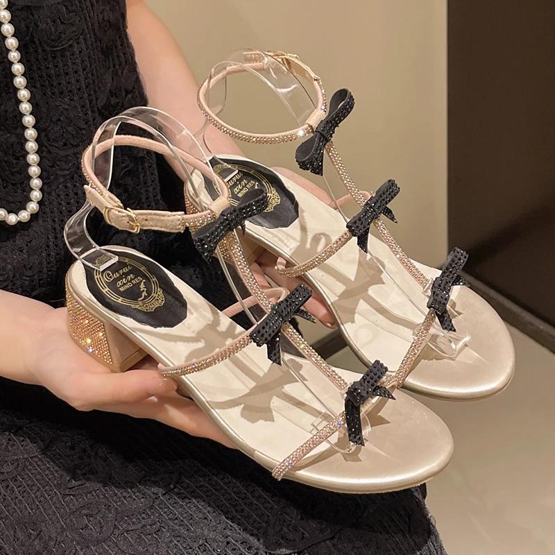 Модные Роскошные Сандалии на Толстом Каблуке с Бантом и Кристаллами Женские Элегантные Туфли-Сандалии на Ремешке Вокруг Лодыжки Женские 2025 Средний Каблук Гладиаторы Сандалии Женские