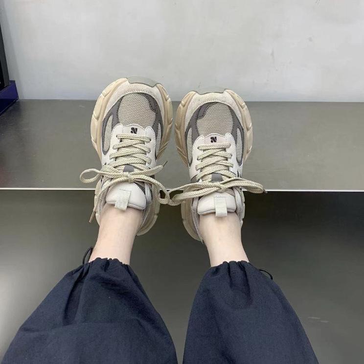 Повседневная обувь. Весенние модные кроссовки для маффинов. Универсальная обувь для папы на толстой подошве.