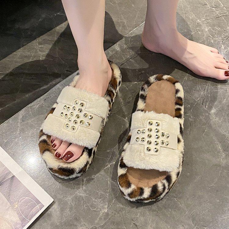 Модные женские утолщенные плюшевые меховые тапочки зимние дизайнерские мокасины на толстой платформе с заклепками женские хлопковые тапочки на толстой подошве шлепанцы