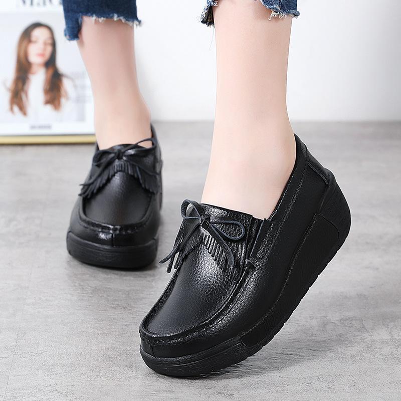 Модная спортивная обувь. Новые туфли-бини с бахромой. Женские кожаные модные туфли-качалки на платформе. Женские одинарные туфли.