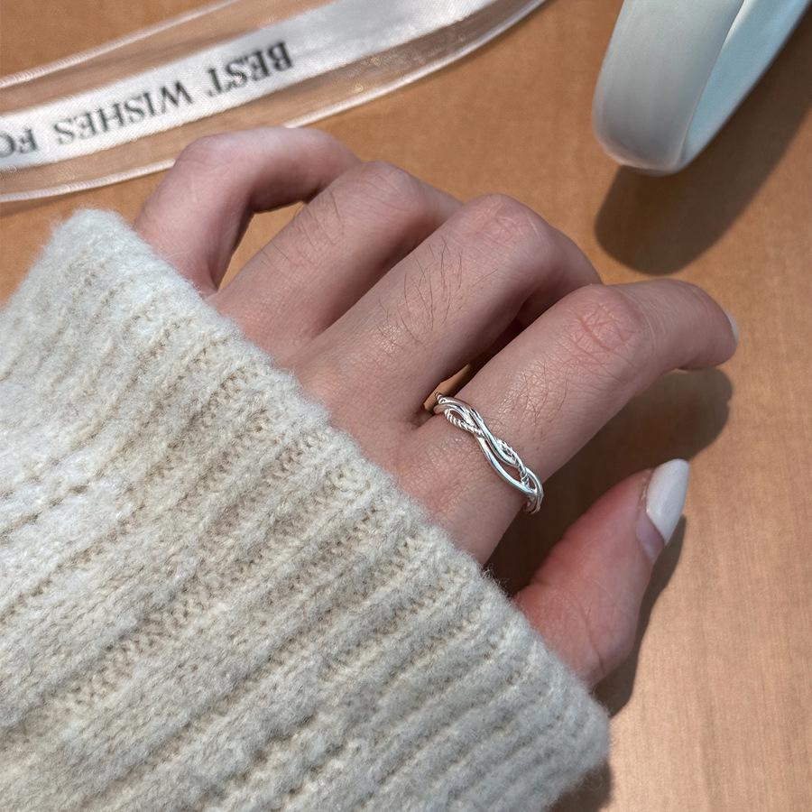 Элегантное посеребренное кольцо S925 светло-голубого цвета с открытым дизайном для женщин - Универсальное, модное и роскошное кольцо на указательный палец.