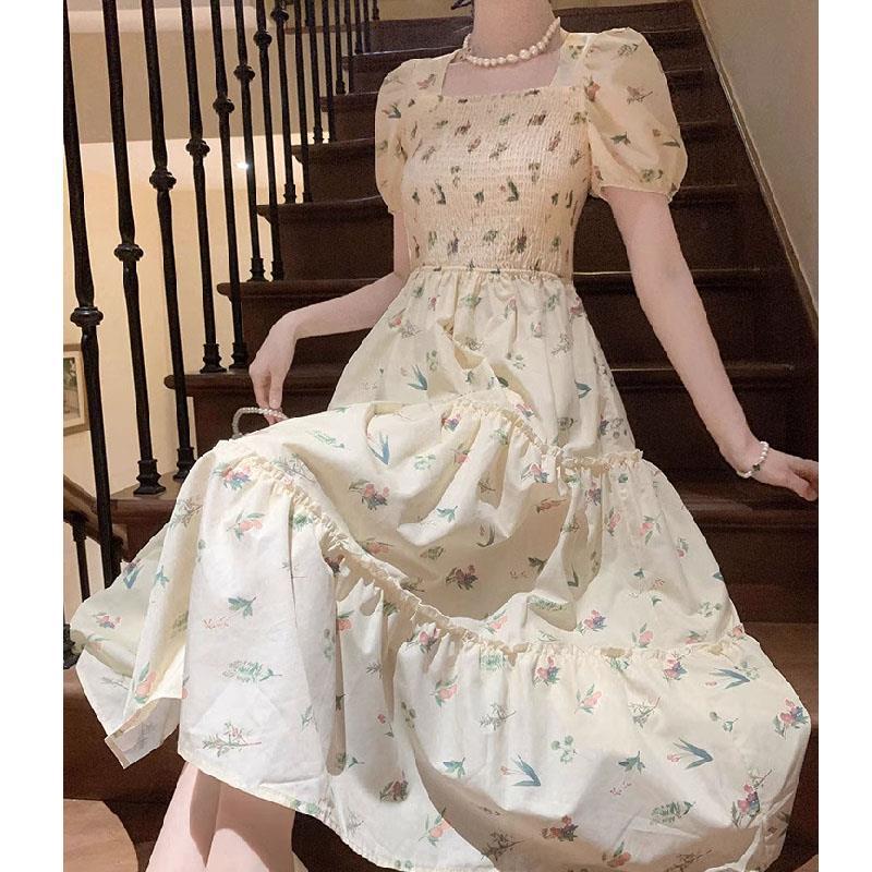 Платье-плиссе с французским милым цветочным принтом - лето 2025 года, средней длины, утягивающий фасон