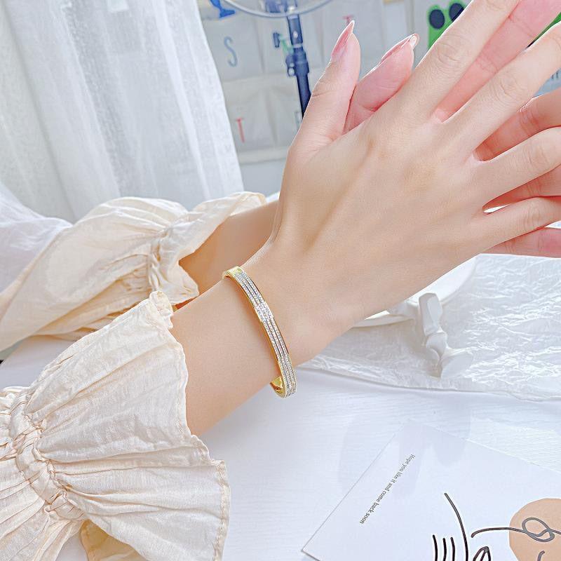 Браслет из титановой стали с золотым покрытием 'Дыхание младенца': Искрящаяся Роскошь, Не выцветающий Трансграничный Европейский и Американский Женский Браслет.