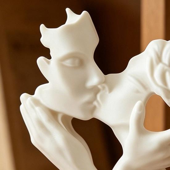 3D-печатная фигурка целующейся пары Романтическая ажурная статуэтка с широким прочным устойчивым основанием