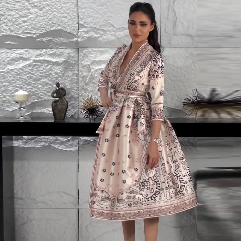 Женское платье в богемном стиле с V-образным вырезом и завязкой на талии, осень 2024