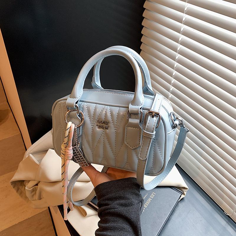 Женская сумка 2025 новая сумка-мессенджер весна и лето маленькая квадратная сумка нишевый дизайн высокое чувство женская плечевая портативная сумка с бриллиантами