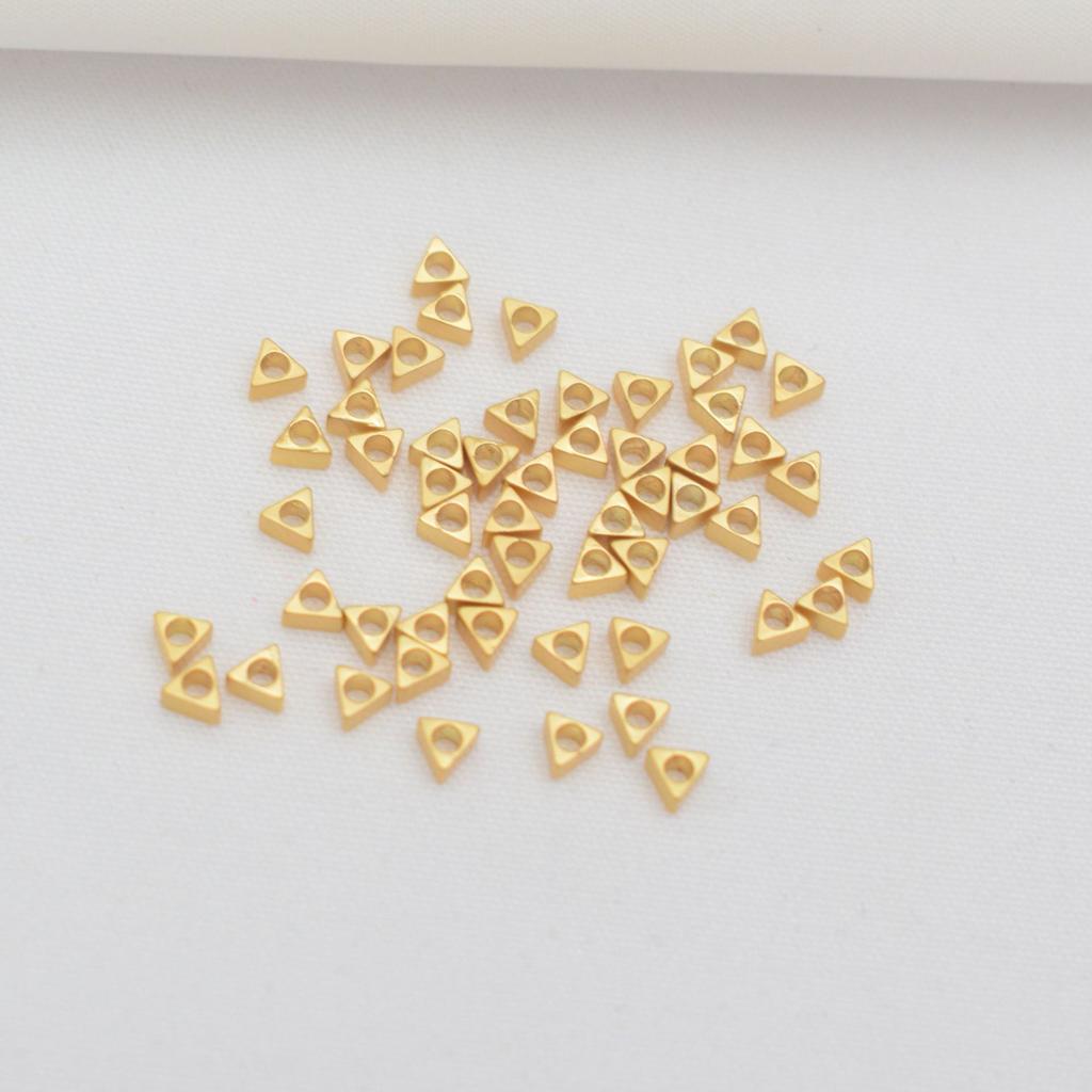 100 шт. 18К позолоченные бусины с сохранением цвета, мелкие бусины из битого золота, 14К позолоченные треугольные бусины, сделай сам плетеный браслет из веревки, бусины из битого серебра