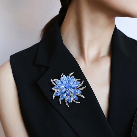 Женская брошь в форме цветка, украшенная сверкающими стразами, для украшения одежды