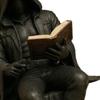 Статуя Мужчины в Мантии Читающего Готический Мистический Читающий Фигурка Фэнтези Черная Мантия Сидящая Скульптура для Хэллоуина Полки Книжной Стола Декор