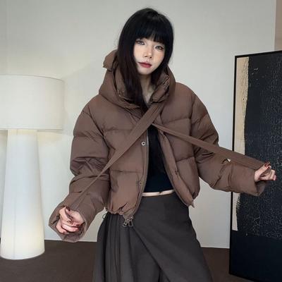 Маленький пуховик женский короткий 2025 новый контрастный цвет с капюшоном модный утолщенный пуховик из белого утиного пуха