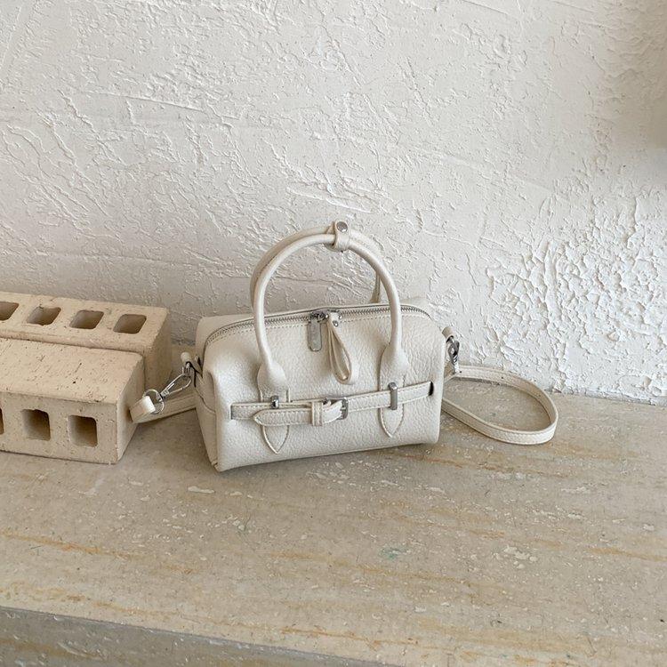 New 2026 retro cross-border foreign style casual messenger bag niche design shoulder underarm bag portable women's bag