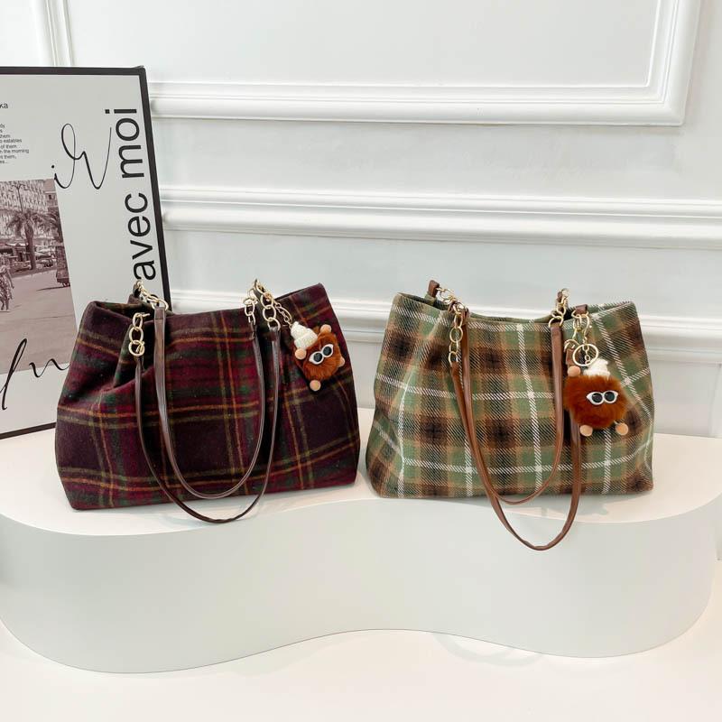 Woolen Plaid Underarm Bag for Women New Large Capacity Tote Bag Fashionable Commuter Retro One-shoulder Handbag