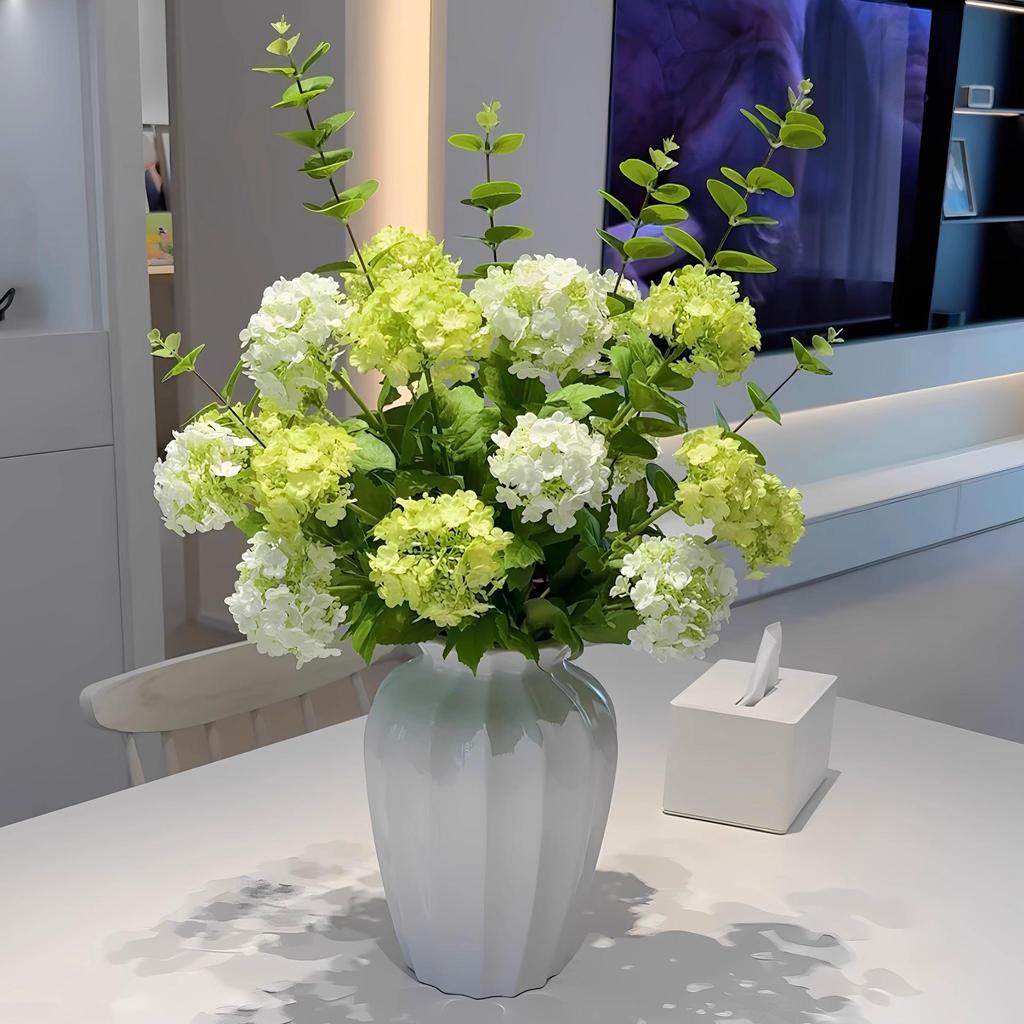 Композиция из искусственных гортензий для украшения обеденного стола и гостиной