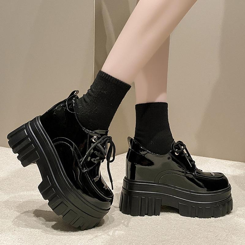 Модные женские кроссовки из лакированной кожи на платформе с каблуком-танкеткой 10 см, женские весенние студенческие туфли-лодочки, женские повседневные туфли на шнуровке с толстой подошвой