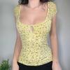 Желтая Белая Цветочная Футболка с коротким рукавом Женская Сексуальная с V-образным вырезом Полая Бретелька Девушка Омолаживающая Базовая Футболка