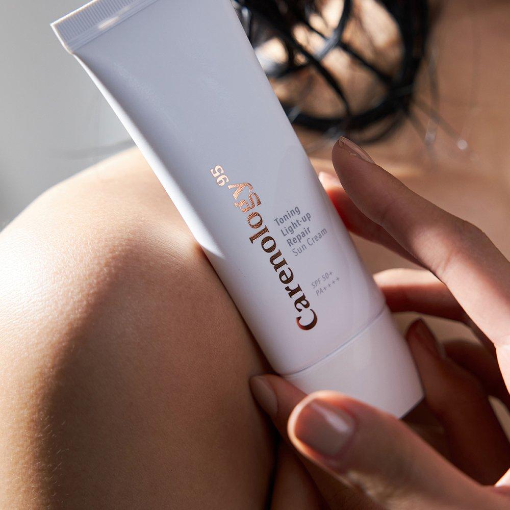 [1+1] CARENOLOGY Тонирующий осветляющий восстанавливающий солнцезащитный крем SPF50+ PA++++ 45 мл / Розовый тонирующий солнцезащитный крем