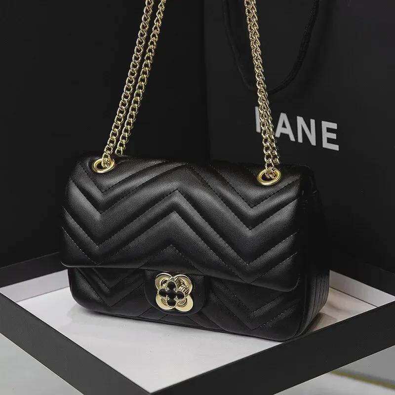 Женская сумка через плечо из натуральной кожи с замком-четырехлистником и цепочкой с бриллиантами