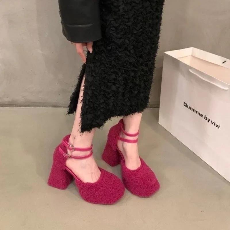 Модная обувь для женщин 2025 Модные туфли-лодочки с пряжкой Зимние туфли с круглым носком Однотонные Сексуальные Платье Массивный каблук Мелкие Туфли Плюс Бархатная обувь