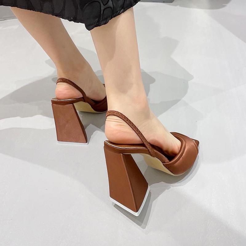 Летние сандалии с треугольными чашками на высоком каблуке, женские пикантные атласные туфли с мягкой подкладкой для вечеринок, удобные подиумные сандалии с ремешком сзади, модельные сандалии размера плюс