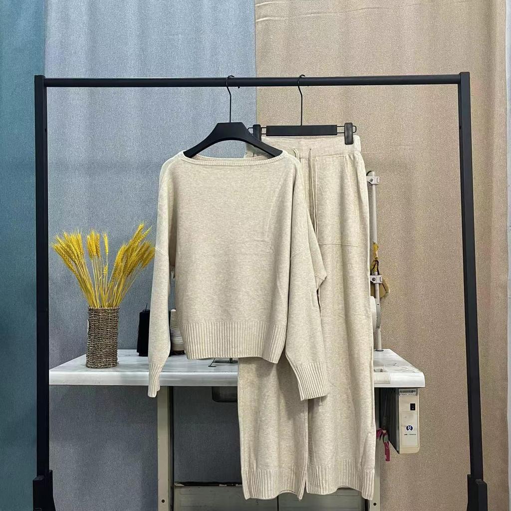 Женский вязаный костюм-двойка: Комплект из свободного свитера с рукавами «летучая мышь» и широких брюк осень/зима 2024 г.