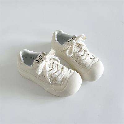 Модные универсальные высококлассные туфли на толстой подошве, увеличивающие рост, маленькие белые туфли женские 2025 новые популярные летние легкие кеды с низким верхом