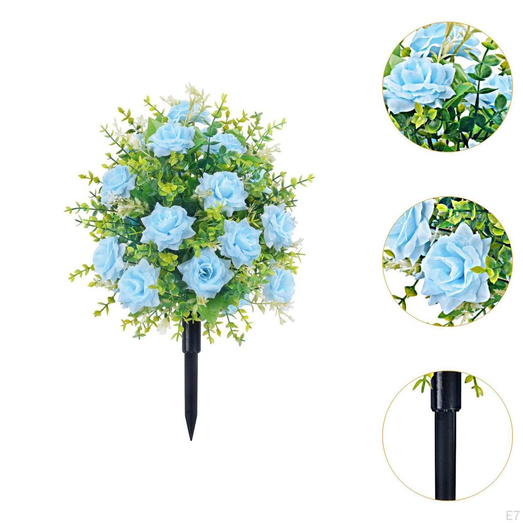 Искусственный памятный цветок с растением на ложном колышке за столом