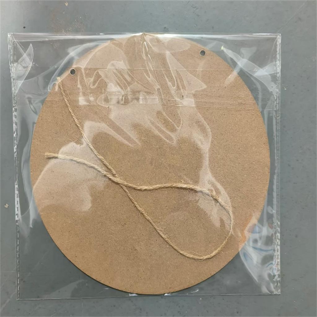 Рождественские деревянные дверные украшения, рождественская праздничная атмосфера, оттеняющая подвесные украшения, 2D подвесные украшения, реалистичная сцена