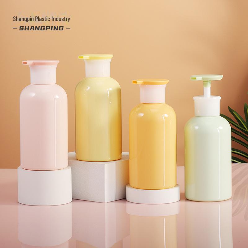 Пластиковый флакон с дозатором объемом 300 мл для мыла, геля для душа, шампуня, кондиционера и средств по уходу за кожей.