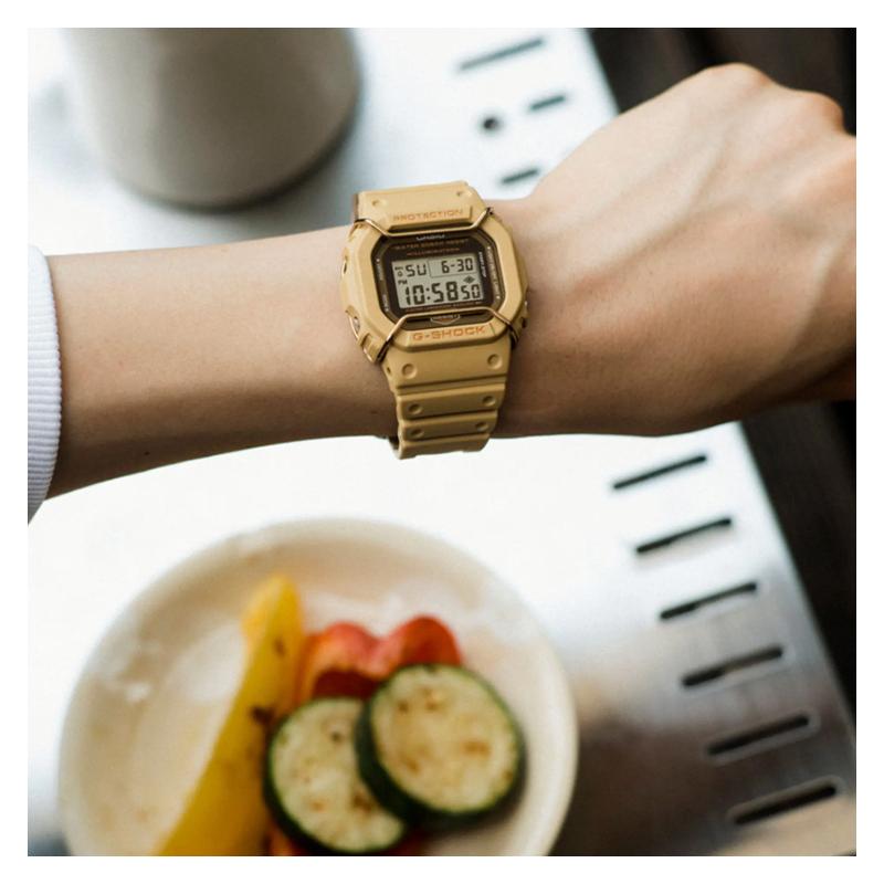 Casio Водонепроницаемость 200 метров, кварцевый механизм, полимерный ремешок, японские и корейские часы, одинаковый стиль для мужчин и женщин, коричневый циферблат DW-5600PT-5JF