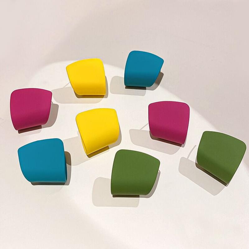 Серьги цвета конфет с нерегулярной геометрией. Маленькие серьги в стиле свежего цвета. Все подходящие серьги-гвоздики.