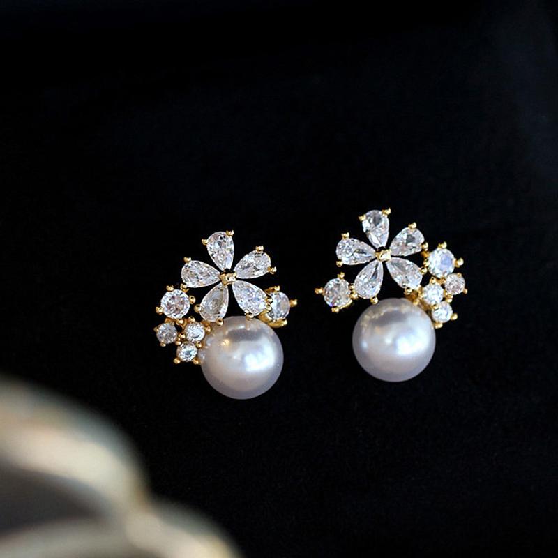 2025 Новые изысканные серьги-пусеты в виде белых цветов, похожих на жемчуг, для женщин, блестящие геометрические серьги-лепестки из циркона, модные, для вечеринок