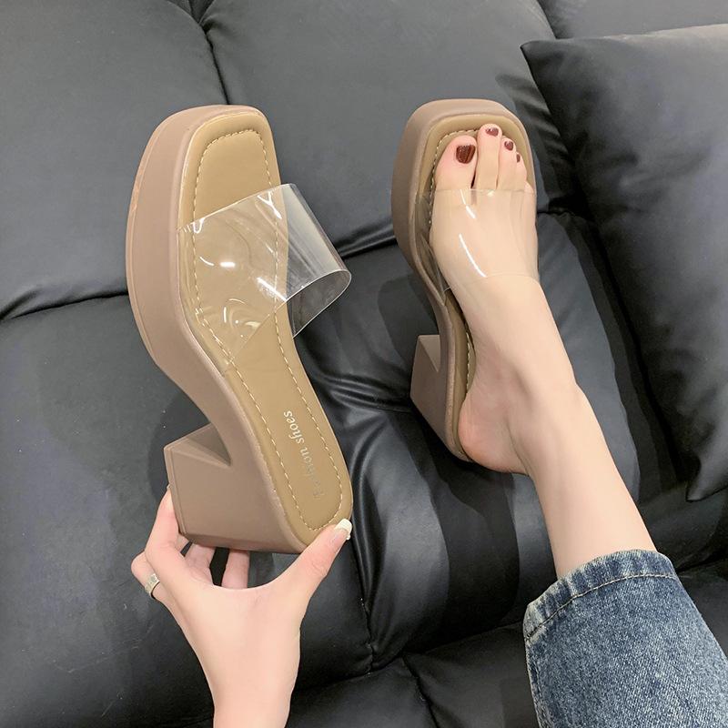 Шлепанцы на высоком каблуке для летней уличной носки для женщин 2025 новые прозрачные сандалии на одном ремешке водонепроницаемые на платформе на толстом каблуке крутые шлепанцы