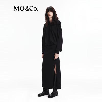 МО&Ко. Осеннее худи-макси платье с капюшоном и спущенной линией плеча с разрезом спереди