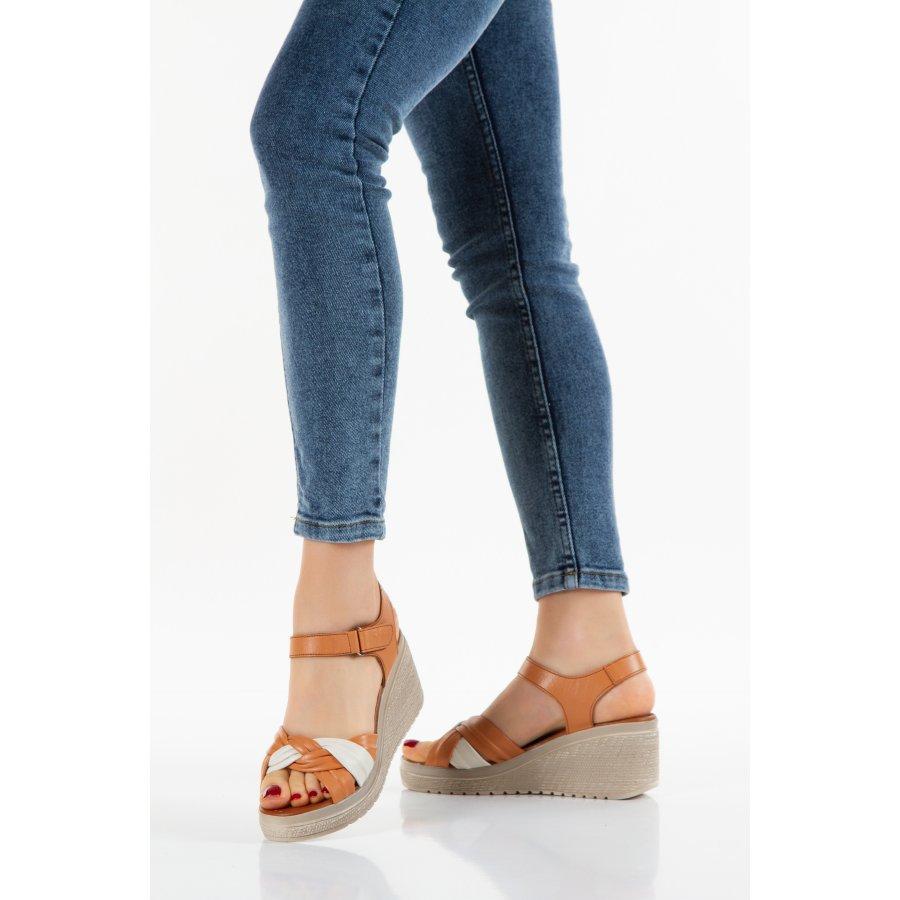 Женские кожаные повседневные сандалии на танкетке