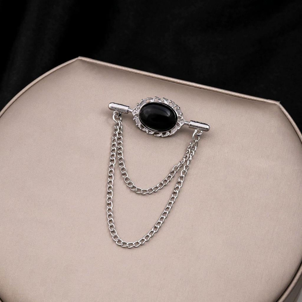 Мужская брошь-корона с двойной кисточкой-цепочкой и стразами