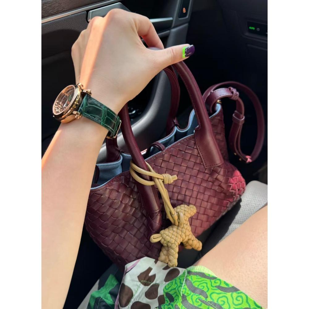 2025 Светлая роскошная трансграничная плетеная женская сумка-тоут из коровьей кожи, мамина сумка для покупок, премиальная женская сумка-мессенджер для commuters